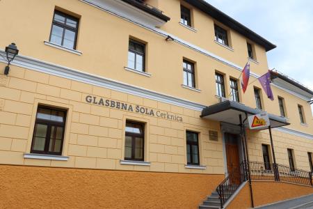 NAPIS GLASBENA ŠOLA CERKNICA 04 FOTO LJUBO VUKELIČ